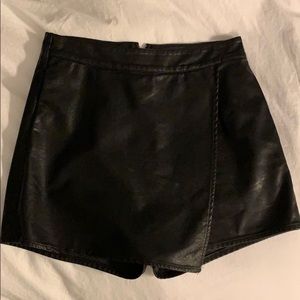 Forever 21 faux leather skort 🖤